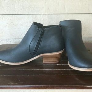 Urban outfitters black ecote heeled booties!